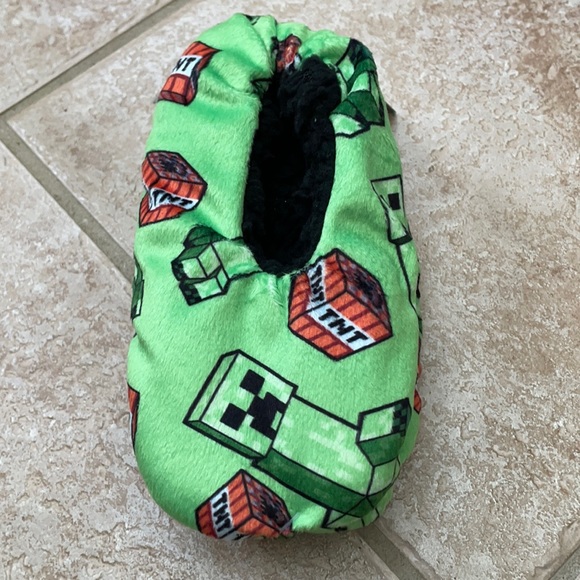 Minecraft Creeper TNT Snuggle Toes Slipper Socks - Picture 3 of 13
